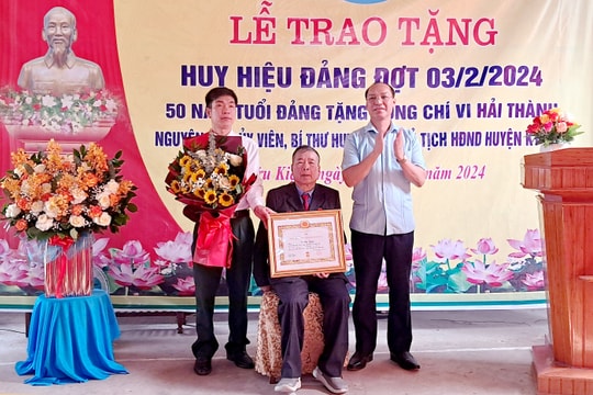 Trao Huy hiệu 65 năm tuổi Đảng cho đảng viên ở huyện biên giới Kỳ Sơn
