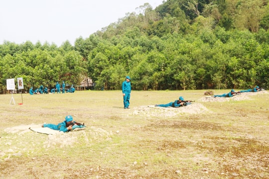 Các chiến sĩ dân quân Nghệ An trên thao trường tháng Tư 'đổ lửa'