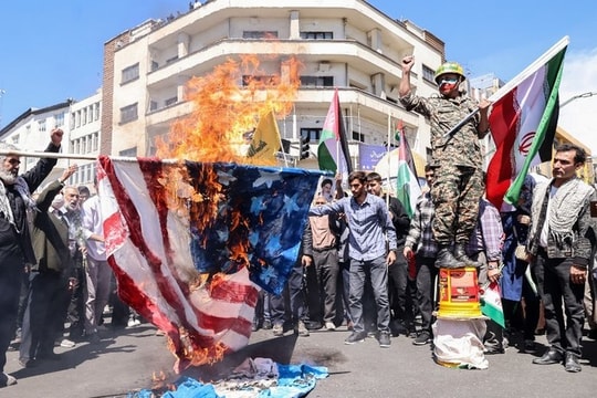 Iran cảnh báo Mỹ đừng rơi vào 'bẫy' của Israel