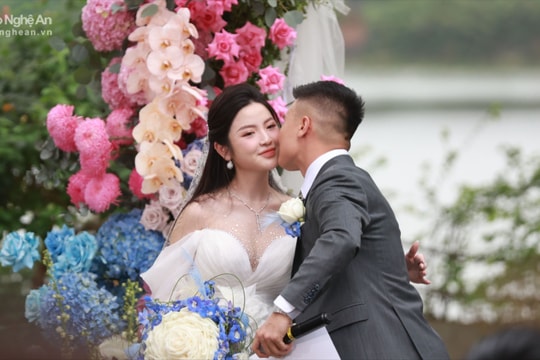 Quang Hải và Chu Thanh Huyền xúc động báo tin vui trong ngày cưới