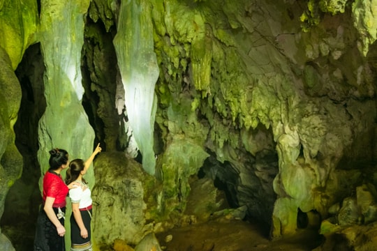 Khám phá vẻ đẹp huyền bí hang Dơi Khét trên núi Phá Èn