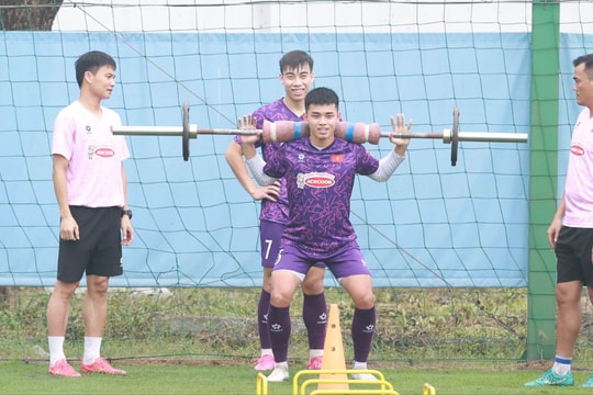 Cầu thủ U23 Việt Nam tập gánh tạ, rèn thể lực trước ngày lên đường dự Vòng chung kết U23 Châu Á