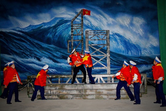 Nhà hát Chèo Quân đội biểu diễn phục vụ chiến sĩ Nghệ An