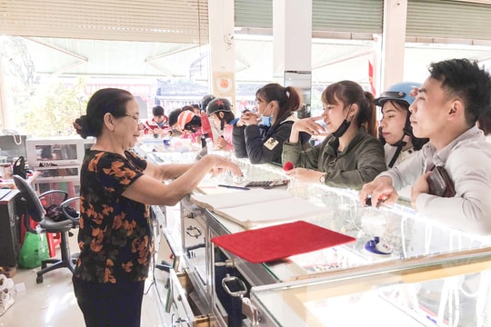 Giá tăng sốc, giao dịch vàng ở Nghệ An sôi động ở chiều mua vào