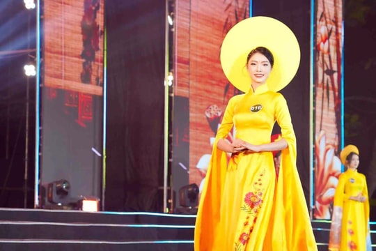 Phần thi ứng xử xuất sắc của hoa khôi 'Nữ thanh niên thanh lịch Cửa Lò'