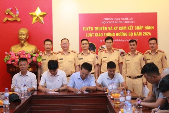 Các doanh nghiệp vận tải trên Quốc lộ 46 ký cam kết chấp hành luật giao thông đường bộ