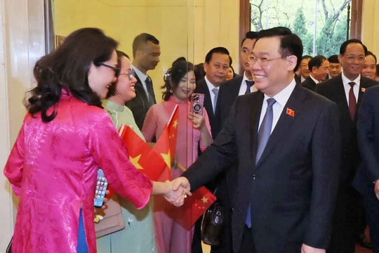 Chủ tịch Quốc hội Vương Đình Huệ gặp mặt cộng đồng người Việt tại Trung Quốc