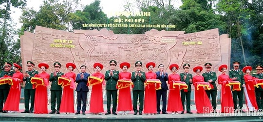 Khánh thành Bức phù điêu “Bác Hồ nói chuyện với cán bộ, chiến sĩ Đại đoàn quân Tiên Phong”