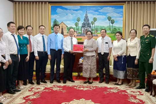 Đoàn công tác tỉnh Nghệ An thăm, chúc Tết cổ truyền Bunpimay tỉnh Sa Vẳn Na Khẹt (Lào)