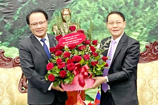 Đoàn công tác tỉnh Nghệ An chúc Tết cổ truyền Bunpimay tại tỉnh Xay Sổm Bun, nước CHDCND Lào