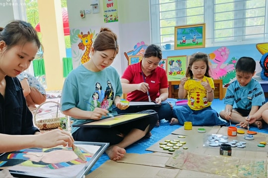 Giáo viên vùng cao làm tranh đá, gây quỹ xây thư viện cho trường 