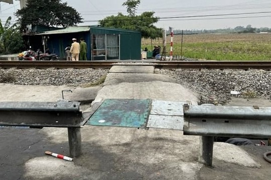 Tự ý mở lối qua đường sắt, chủ cơ sở phế liệu bị khởi tố