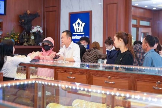 Giá vàng nhẫn tăng ‘sốc’, người dân Nghệ An cẩn trọng khi đầu tư