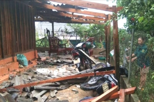 Mưa đá, tố lốc gây thiệt hại ở Kỳ Sơn