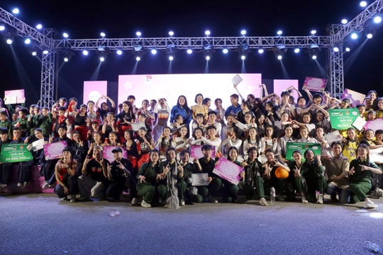 Chung kết 'Bước nhảy học đường' khuấy động phố đi bộ thành phố Vinh