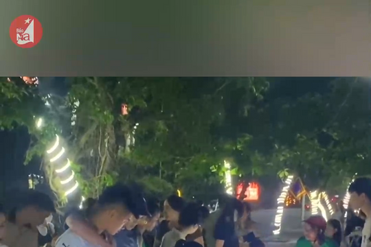 Chợ mực nháy Cửa Lò kín khách dịp cuối tuần 