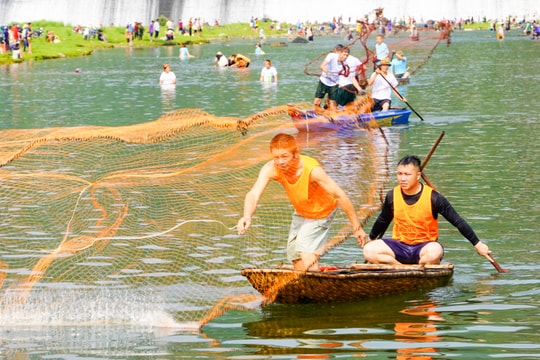 Gần trăm người tham gia Hội thi đánh bắt cá trên sông Giăng