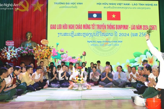Lưu học sinh Lào tại Trường Đại học Vinh mừng Tết truyền thống Bunpimay