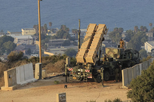 Iran tấn công bằng loạt tên lửa đạn đạo, Israel đóng cửa không phận