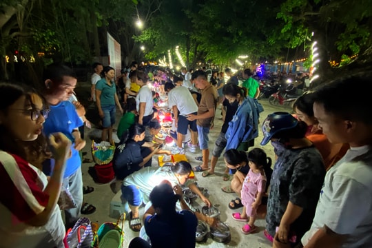 Du khách chen chân mua đặc sản mực nháy tại phố biển Cửa Lò