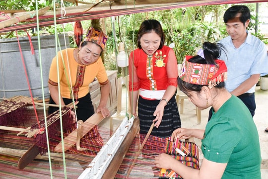 Chiêm ngưỡng bộ dụng cụ dệt vải cổ xưa của đồng bào Thái ở Anh Sơn