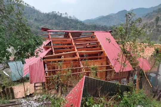 Mưa đá ở Kỳ Sơn khiến 1 người bị thương và nhiều nhà cửa hư hỏng nặng