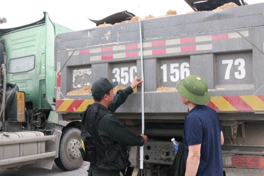 92 chủ xe bị phạt lỗi chở hàng quá khổ, quá tải ở Nghệ An