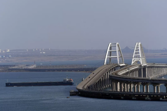 Báo Anh: Ukraine muốn phá hủy cầu Crimea vào giữa mùa Hè 
