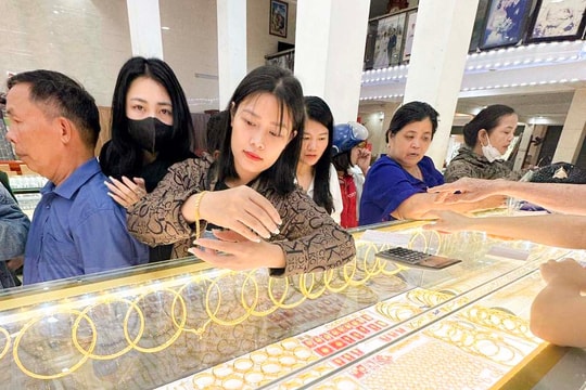 Chiều 15/4, giá vàng bật tăng trở lại, nhiều người dân Nghệ An xuống tiền mua tích trữ