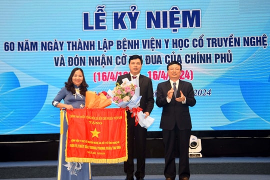 Bệnh viện Y học Cổ truyền Nghệ An đón nhận Cờ thi đua của Chính phủ 