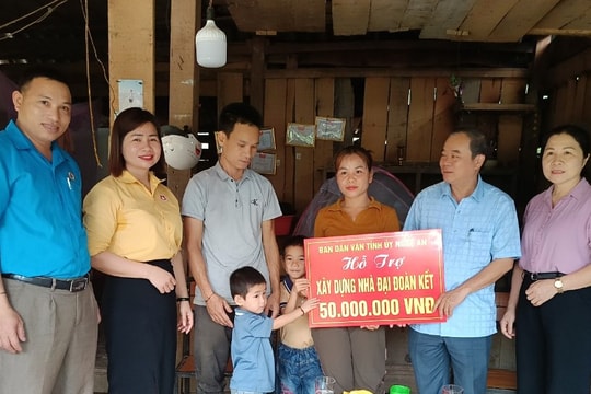 Ban Dân vận Tỉnh ủy trao tiền hỗ trợ xây dựng nhà đại đoàn kết tại Quỳ Hợp