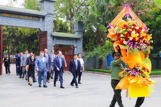 Đại sứ Liên bang Nga tại Việt Nam và lãnh đạo tỉnh Ulyanovsk dâng hoa tưởng niệm Chủ tịch Hồ Chí Minh