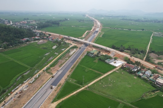 Ngắm cao tốc Bắc Nam đoạn Diễn Châu - Bãi Vọt trước ngày thông xe