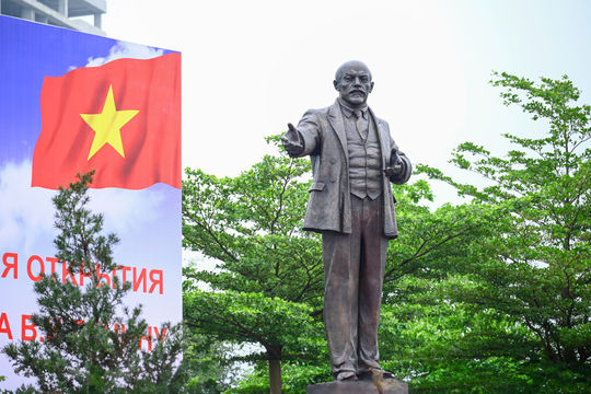 V.I. Lenin statue officially installed in Vinh City