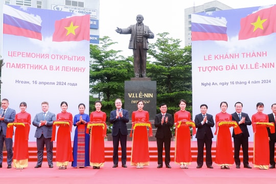 Lễ tiếp nhận và khánh thành tượng V.I.Lê-nin tại thành phố Vinh, Nghệ An
