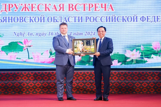 Lãnh đạo tỉnh Ulyanovsk (Liên bang Nga) gặp mặt, trao 100 kỷ niệm chương tặng người Nghệ từng công tác tại quê hương V.I.Lê-nin