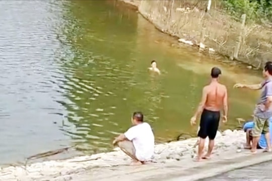 Ra bờ đập chơi, hai nữ sinh đuối nước thương tâm
