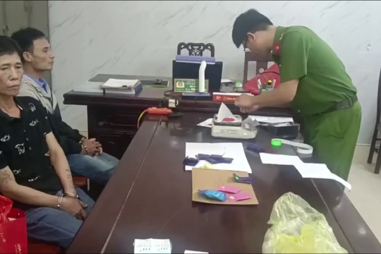Video: Bắt 2 đối tượng mang ma túy từ biên giới về bán tại nhà