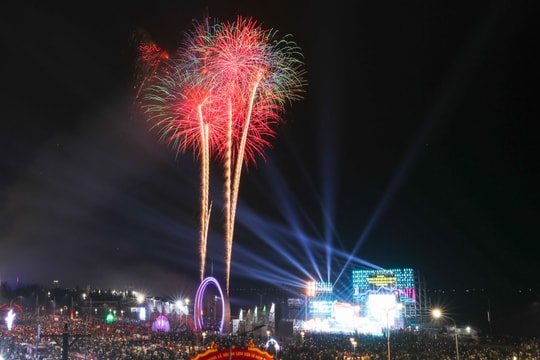 Mãn nhãn màn pháo hoa đêm khai mạc Lễ hội du lịch Cửa Lò năm 2024