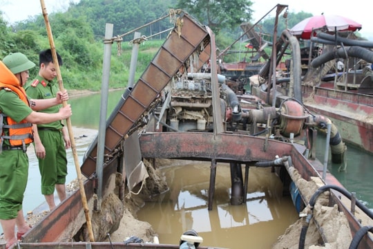 Phát hiện 9 thuyền vỏ sắt khai thác cát, sỏi trái phép trên sông Lam