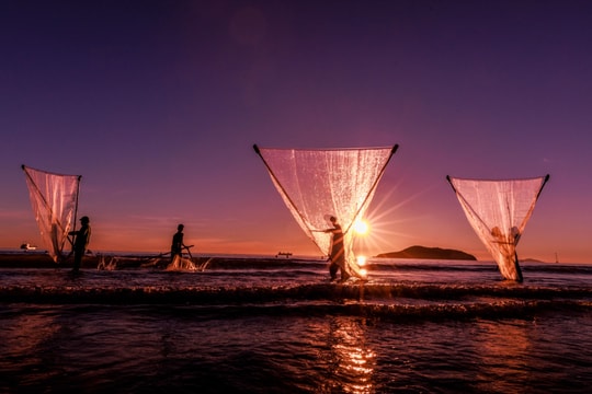 Ngắm bình minh đẹp đến sững sờ trên bãi biển Cửa Lò