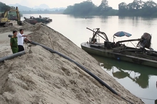 Video: Bắt quả tang 9 thuyền khai thác cát, sỏi trái phép trên sông Lam