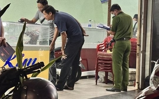 Giả khách mua rồi xịt hơi cay cướp tiệm vàng