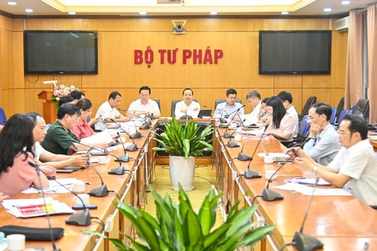 Chủ tịch UBND tỉnh Nguyễn Đức Trung dự họp Hội đồng thẩm định dự thảo Nghị quyết thí điểm bổ sung một số cơ chế, chính sách đặc thù phát triển Nghệ An