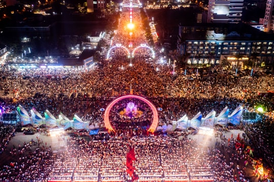 Hơn 30 nghìn lượt du khách về với đêm khai mạc Lễ hội du lịch Cửa Lò