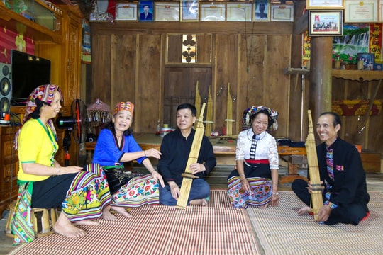  Những nghệ nhân lan tỏa văn hóa truyền thống của bản làng 
