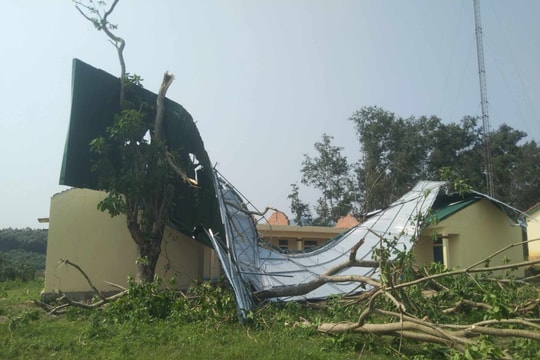 Lốc xoáy cuốn bay toàn bộ mái tôn một điểm trường vùng tái định cư