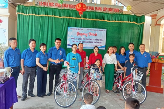 Trao tặng tủ sách yêu thương tại xã Lưu Kiền (Tương Dương)