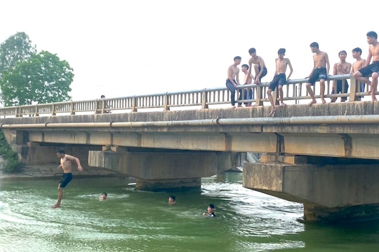 Nguy cơ đuối nước cao khi tắm trên kênh đào không mặc áo phao 