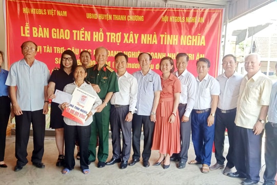 Trao 60 triệu đồng hỗ trợ xây dựng nhà tình nghĩa ở Thanh Chương
